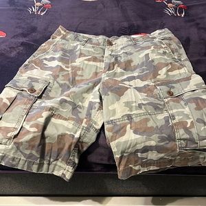 American eagle longer length cargo shorts( below the knee)
